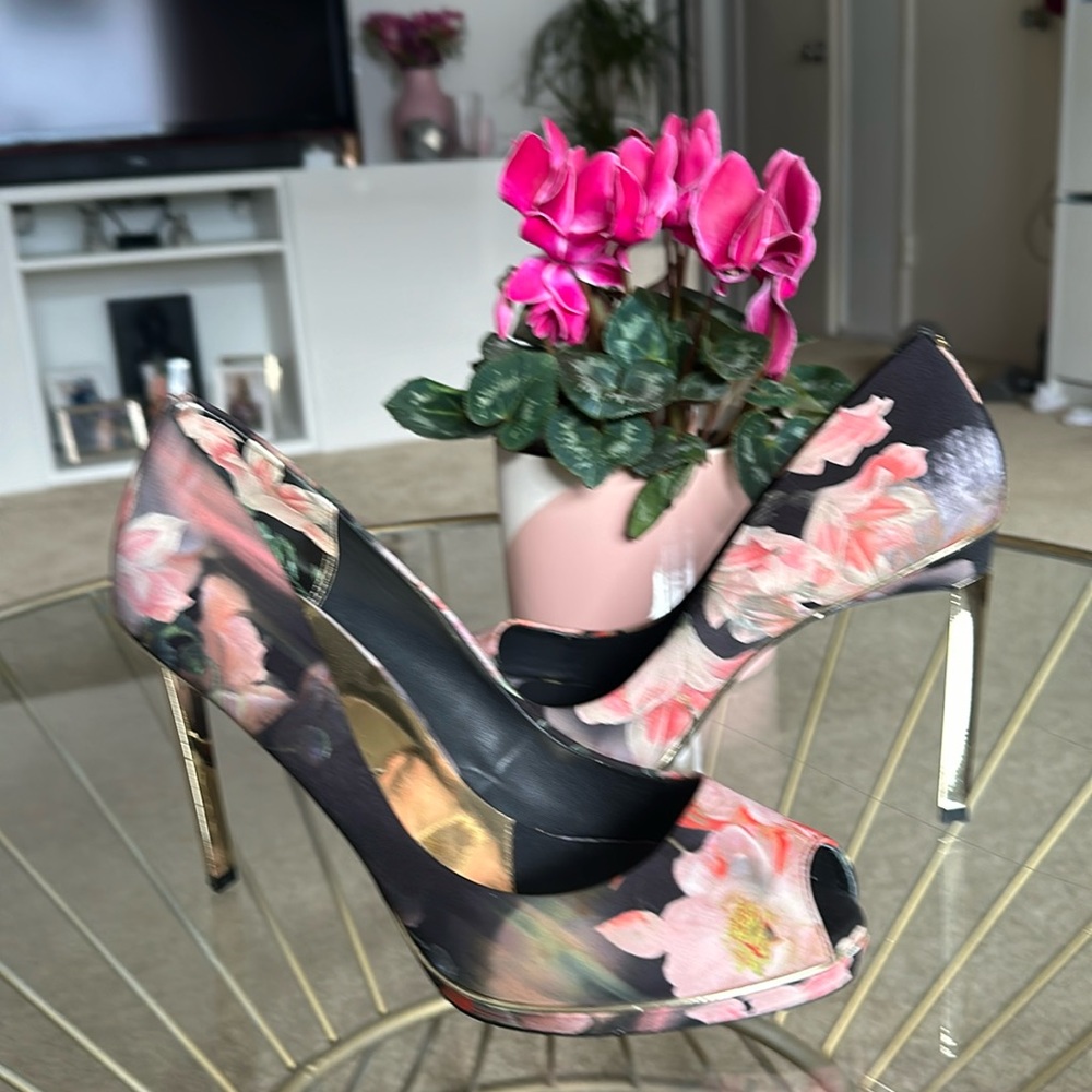 Sexy Ted Baker Phhylis gold heel shoes